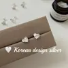 Brincos estilo coreano, modernos e mais vendidos: brincos versáteis de coração listrado em prata de lei S925, perfeitos para orelhas recém-furadas, pequenos e fofos