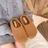 Zapatillas peludas cálidas de otoño e invierno para mujer, forradas de polar, a la moda, con diseño de punta cerrada, suelas gruesas y estilo de media zapatilla, adecuadas para usar en exteriores, de felpa, versátiles y sencillas
