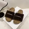 Pantuflas de felpa con diseño único estilo letra para mujer, nuevas de la versión coreana para otoño e invierno 2026, pantuflas peludas sin cordones