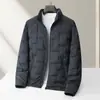 Chaqueta de plumón para hombre 2026 Otoño/Invierno Estándar Nacional 90% plumón Cuello alto Versión con cremallera Chaqueta cálida ligera casual para hombres jóvenes y de mediana edad Moderna