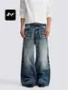 Jeans estiloso e casual de perna larga com design reto retrô azul escuro, apresentando corte solto, detalhes de 'olho de gato' e acabamento desgastado, adequado para homens e mulheres.