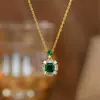 Colar de Aço Titânio Dongguan para Mulheres com Pingente em Forma de Coração com Diamante Rosa Microincrustado, Corrente para Clavícula Versátil e da Moda, Banhado a Ouro 18K