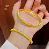 El Mismo Estilo que el Pulsera Estrella Dorada Cepillada con Diamantes de la Tienda Dorada Puzuo para Mujer, una Pulsera de Cierre de Lujo Ligero de Gama Alta, un Regalo para tu Novia