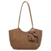2026 Bolso de Mimbre Retro Nuevo para Mujer, Gran Capacidad, Cuero Suave, Bolso de Hombro Único para el Trabajo con Colgante de Oso, Cesta de Picnic
