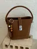 Bolso para mujer de diseño de nicho estilo francés, nuevo bolso cruzado versátil de moda otoño e invierno 2026, exquisito bolso de cubo de mano
