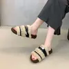 Pantuflas peludas de suela gruesa con hebilla de metal de moda para mujer, 2026 cálidas de algodón de una tira abiertas versátiles para exteriores