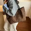 Nova bolsa tote versátil, grande capacidade, estilo casual, superfície macia, estampa de leopardo, coleção 2026, bolsa de ombro feminina em camurça para o dia a dia