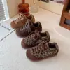 Novos estilos de primavera e outono de tênis infantis leves e com sola macia: sapatos casuais para meninas, sapatos versáteis estilo coreano e sapatos de bebê para meninos