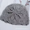 Nuevo gorro de punto versátil para mujer Nuevo gorro de punto estilo occidental cálido retro nicho sombrero de mujer flor grande femenina