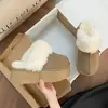 Chinelos femininos para exterior, 2026, estilo coreano moderno, novos chinelos de inverno com forro de pelo, sola grossa, bico fechado, com forro de pelúcia