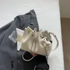 Estilo Novo Primavera e Verão Personalizado Urbano Simples Bolsa de Mão Plissada Bolsa Saco Moda Versátil Doce Elegante Bolsa Transversal com Corrente