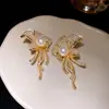 Aretes de aguja plateada con diseño de flor hueca incrustada con circonita, tacto de lujo ligero y alta gama, aretes versátiles exquisitos y elegantes al por mayor