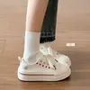 Zapatillas blancas con forma de corazón, zapatillas de lona ultra ligeras de suela gruesa para mujer, nuevos zapatos de otoño 2026, zapatillas casuales finas y transpirables