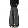 Calça masculina de caimento solto e perna larga com alças, apresentando um design retrô de perna reta, estilo americano, detalhes plissados e uma estética casual de workwear, oferecendo uma silhueta elegante e fluida.