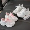 Zapatos deportivos transpirables para niñas, zapatos de malla para niños, nuevo modelo de verano, zapatos blancos ligeros y versátiles para estudiantes, dad shoes para niñas