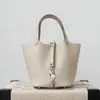Bolsa cesta de couro bovino full-grain TC 100% feminina, bolsa saco, bolsa de mão de couro genuíno com fivela prateada