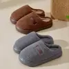 Pantuflas de forro polar tipo oso retro, estilo invierno para parejas, con forro añadido y engrosamiento para mayor calidez, antideslizantes y duraderas, adecuadas para uso en casa, y con diseño de punta cerrada para hombre
