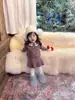 Cardigan de Crochê Manual Outono e Inverno para Meninas Cutemily, Conjunto de Duas Peças com Suéter de Botão + Saia com Laço para Bebê Menina