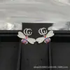Brincos de Alta Qualidade Coco com Tachas de Diamante, Banhados a Ouro com Microincrustação, Padrão Xadrez Finamente Esculpido em CNC, Versáteis e Elegantes Brincos de Tarraxa Estilo Chanel