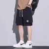 Shorts Masculino de Seda Gelada Fino para o Verão, Corte Solto, Marca da Moda, Roupa Esportiva e para o Trabalho, Secagem Rápida, Calça de Cinco Pontos, Calça Versátil da Moda de Comprimento Médio