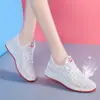 Sapatos casuais femininos respiráveis de malha tecida fly sapatos casuais moda coreana sapatos casuais sola macia sapatos de corrida confortáveis