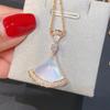 Collar de falda con concha abanico de alta calidad, cadena para clavícula de acero de titanio que no se decolora, colgante en línea de concha blanca natural y concha de abanico