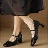 Saltos Altos Retrô Franceses Femininos 2026 Outono Novo Bico Quadrado Versátil para o Trabalho Estilo Minimalista Salto Grosso Elegante Sapatos Mary Jane