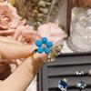 Anillo de camelia de quilates sobredimensionados imitación topacio azul flor brillante chapado en oro niña japonesa y coreana anillo de flor pequeña de epoxi