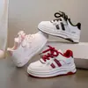 Zapatillas casuales para niños 2025 otoño nuevo estilo zapatillas de moda versátiles para niños zapatillas deportivas casuales antideslizantes para niñas