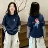 Camiseta de algodón de manga larga con cuello redondo y estampado de chica de dibujos animados, corte holgado, versátil, con rayas, imitación de dos piezas para niñas pequeñas