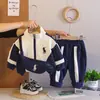 Traje de Primavera y Otoño para Niños Nuevo Estiloso Ropa de Otoño Ropa Guapa para Bebé Niño Conjunto de Dos Piezas de Manga Larga con Media Cremallera para Bebé Moderno