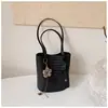 Bolsa de Mano Tejida Shuai Mijia para Mujer 2026 Nuevo Bolso Cubo de Verano Alta Apariencia Temperamento de Nicho Bolso de Hombro Simple