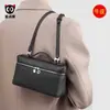 Nova Bolsa Quadrada Pequena de Vinil Bolsa de Maquiagem de Couro Genuíno com Padrão Lichia para Deslocamento e Uso Diário, Bolsa de Mão com Armazenamento em Camadas em Cor Sólida