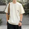 Camiseta Masculina Tendência Solta de Manga Curta com Bordado de Penas Estilo Americano Luxo Leve Bolso Traseiro Top Cool Ins de Meia Manga
