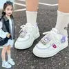 Tênis Infantil para Meninas 2025 Outono Nova Moda Solado Macio Antiderrapante Desenho Animado Casual Sapatos Brancos para Menininhas