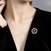 Broche de camelia para mujer, broche de ramillete de diamantes de alta gama para mujer, broche de accesorios de ropa con sentido de nicho de diseño de alta gama para traje