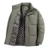 2026 Invierno Transfronterizo Amazon 3D Nueva Chaqueta de Algodón Gruesa Cálida de Color Sólido con Cuello Alto Casual para Hombre Versátil