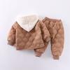 Roupas finas de algodão acolchoadas para bebês 2024 outono e inverno novos meninos e meninas casual cardigã engrossado de duas peças para crianças estilo ocidental roupas de inverno