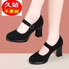 Zapatos de vestir de suela blanda Qipao para mujer de terciopelo 2026 nuevo modelo de otoño zapatos de tela impermeables para bailar tacones altos de suela gruesa para madre