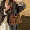 Bolso de mano único con estampado de leopardo para mujer, nuevo de 2026, otoño vintage, gran capacidad, para ir al trabajo, de hombro y cruzado, tipo cubo