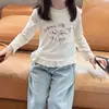 Camiseta de Niña para Primavera y Otoño, Ropa Elegante para Bebés, Versión Coreana Única y de Moda para Niños con Encaje, Letras, Lazo, Camiseta Base Dulce