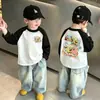 Camiseta de manga longa de algodão puro para meninos, moda primavera e outono, camiseta básica infantil, gola redonda com desenho animado, blusa solta estampada versátil, camiseta moderna