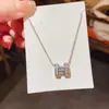 Colar Clavícula de Luxo Leve Europeu e Americano com Zircônia Imitação de Concha Letra H Moderno Personalizado Simples de Nicho Elegante de Alta Qualidade para Mulheres