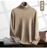 Nuevo suéter de cachemira para hombre de otoño e invierno con cuello alto, jersey de punto de color liso, suéter versátil y cálido para usar como capa base