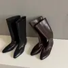 Beleza minimalista! Botas de montaria femininas de bico fino com perna reta e cano largo, botas longas marrons que afinam a silhueta.