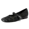 Sapatos Femininos Mary Jane Retro Franceses Patchwork Bico Quadrado Salto Baixo Sola Única Estampa de Leopardo Tira Única para Trabalho com Saia