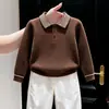 Roupas infantis coreanas 2026 outono e inverno novo suéter de malha vintage cor de café com gola polo texturizada e calça infantil branca reta