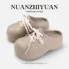 Nuan Zhi Yuan Calçados de Verão Femininos Sola Grossa Antiderrapante Bico Fechado Chinelos Preguiçosos 2026 Novos Versáteis Slip-On Sapatos Perfurados