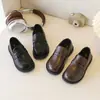 Sapatos de Couro Estilo Britânico para Crianças 2026 Nova Coleção Primavera e Outono Mocassins para Meninas Sapatos Slip-On Versáteis da Moda Retrô