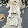 Conjunto de tricô de duas peças estilo Chanel para mulheres no outono, tamanho petite, cardigã elegante e sofisticado com uma saia que se ajusta ao quadril, conjunto estiloso